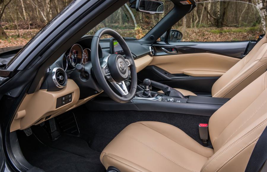 Интерьер Mazda MX-5 Z-Sport (ND) 2018 года  (фото 31 из 41)